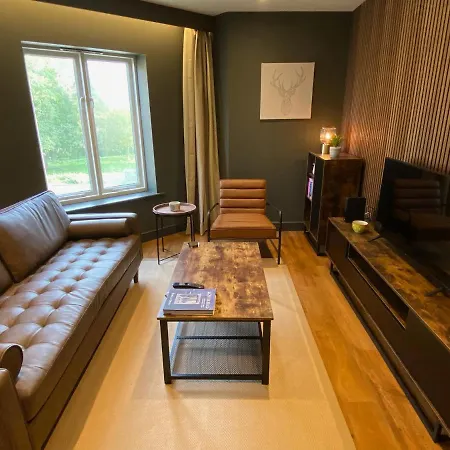 Luxury 2 Bedroom W/ Free Parking 公寓