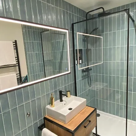 Luxury 2 Bedroom W/ Free Parking * York