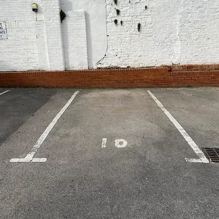 Luxury 2 Bedroom W/ Free Parking Apartment York