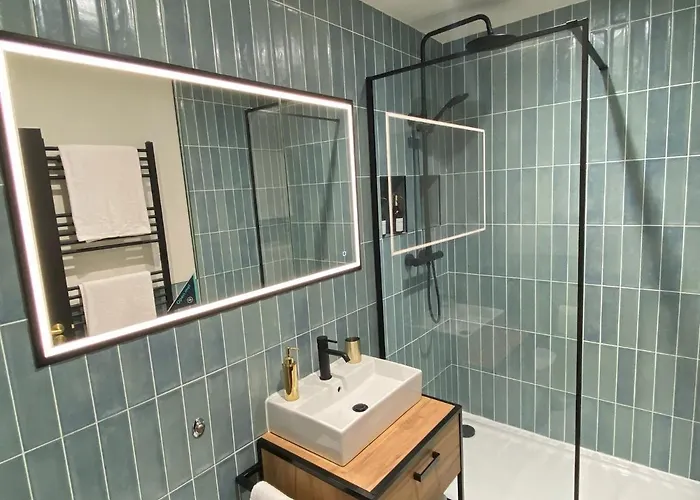 Luxury 2 Bedroom W/ Free Parking * York