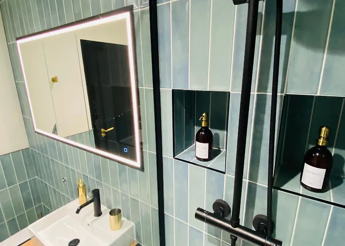 Luxury 2 Bedroom W/ Free Parking * York