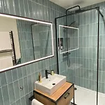 Luxury 2 Bedroom W/ Free Parking * York