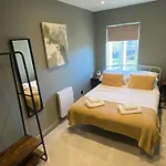 Apartment Luxury 2 Bedroom W/ Free Parking *