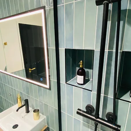 Luxury 2 Bedroom W/ Free Parking * York